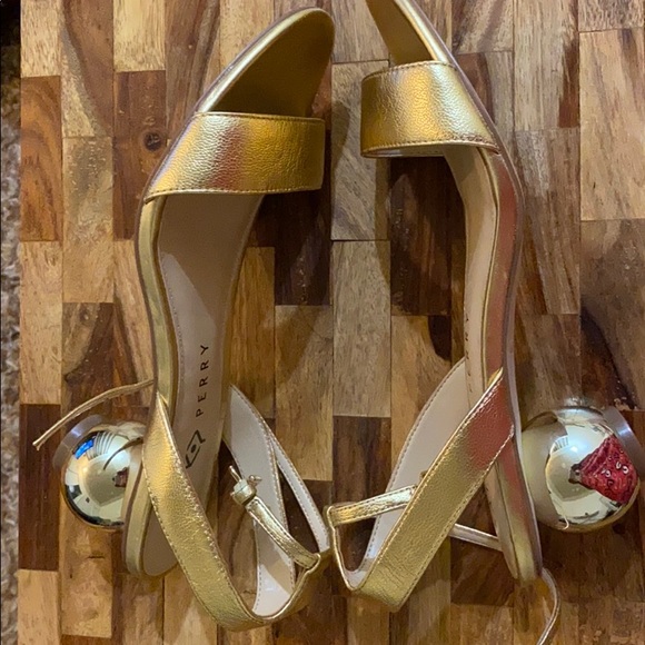 Gold Slippers - Picture 3 of 4